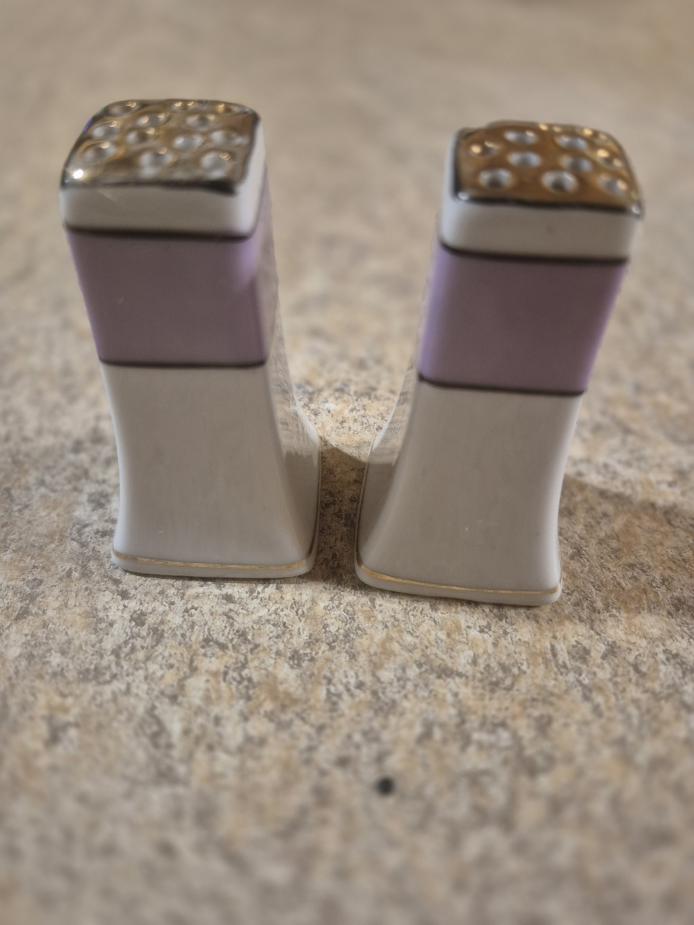 VINTAGE SALT & PEPPER SHAKERS. COLLECTIBLE.